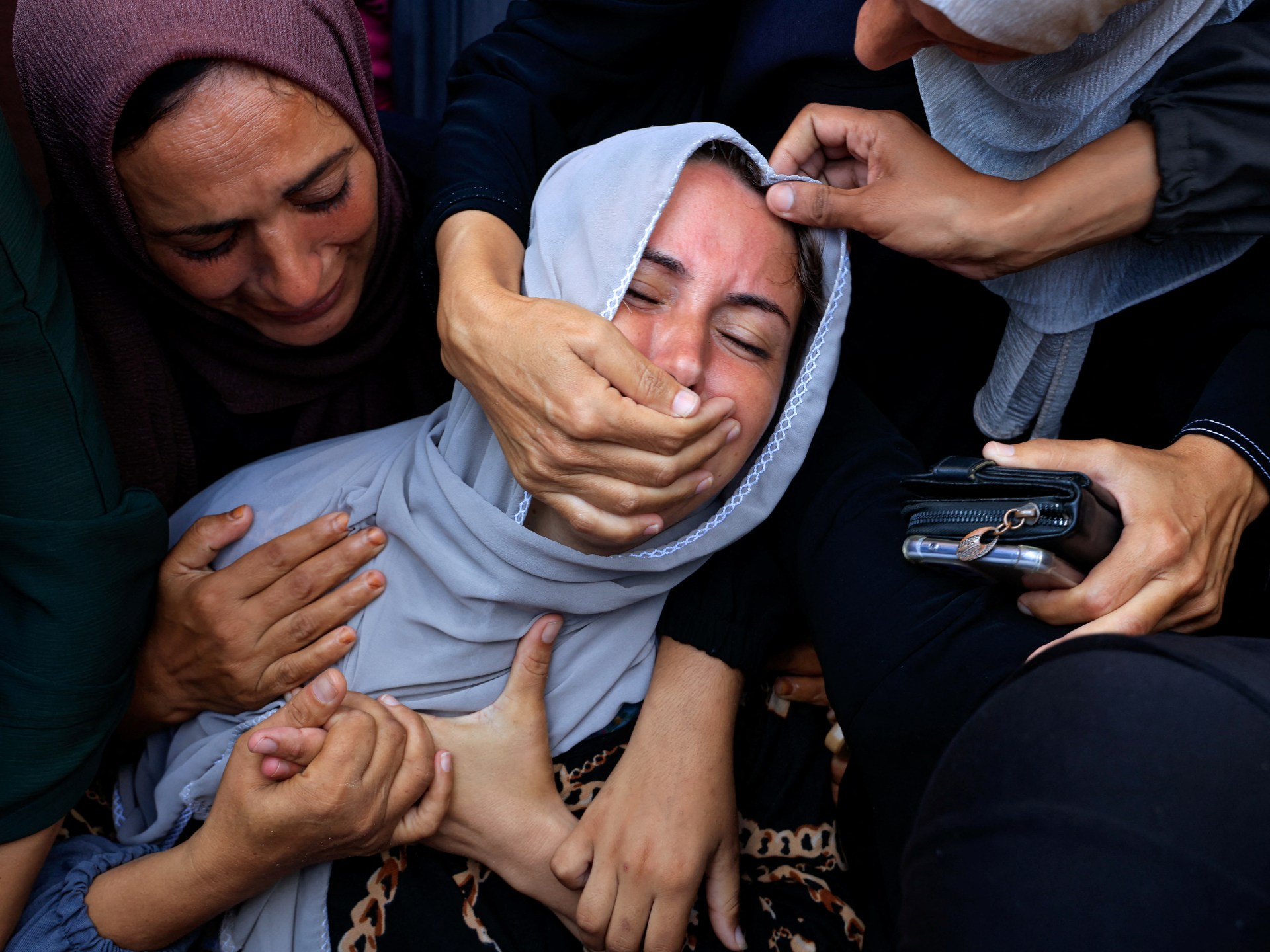 Qəzzada İsrail zərbələri: Fələstinlilər Zikimdəki yardım qurbanlarını anır