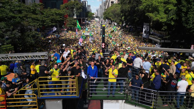Bolsonaro minlərlə tərəfdarı ilə məhkəməsinə etiraz etdi: Seçki çevrilişi ittihamı