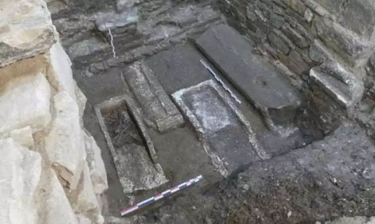 400 illik möhürlü qapı açıldı: Arxeoloqlar gözlərinə inanmadı