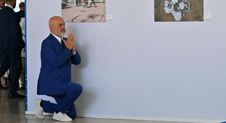 Romada yenə eyni səhnə: Albaniya Baş naziri Rama Meloninin qarşısında ikinci dəfə boyun əydi