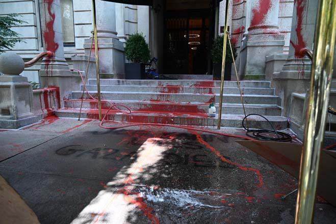 Məşhur jurnalistin evinə qırmızı mesaj: ‘Yalan danışır’