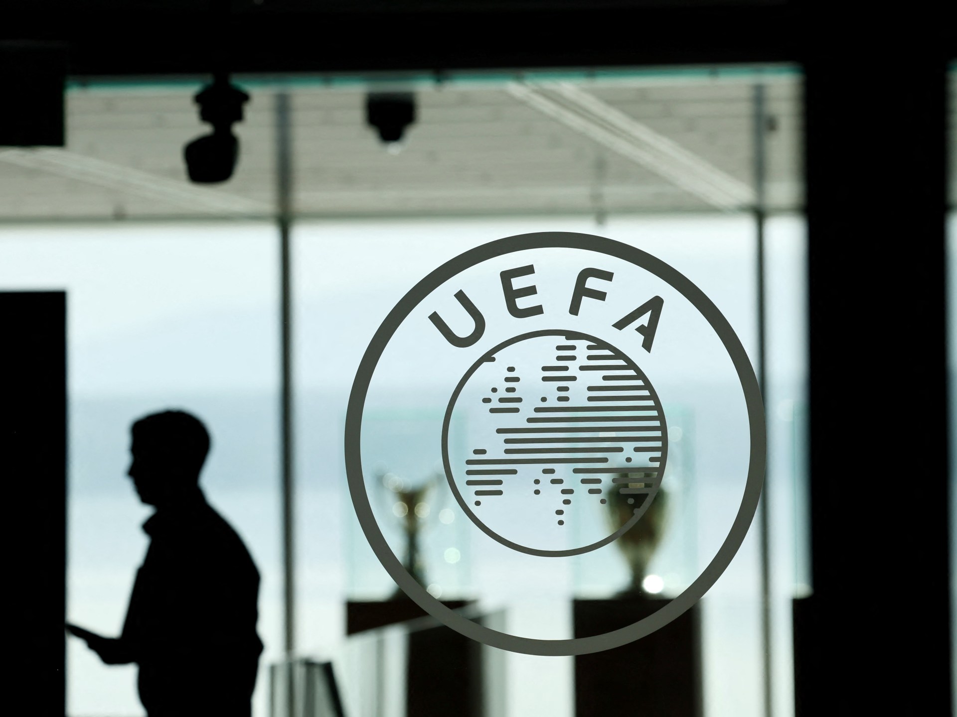 Çelsi və Barselonaya UEFA-dan maliyyə cəriməsi