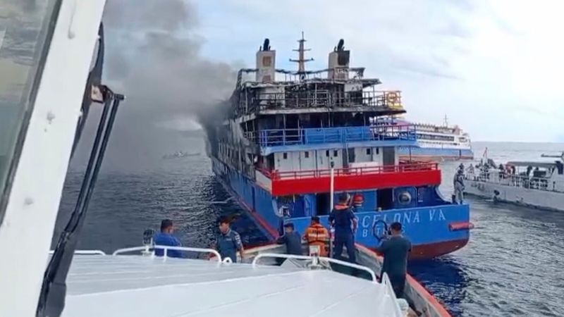 İndoneziya bərəsi dənizdə yandı: Azı 5 ölü