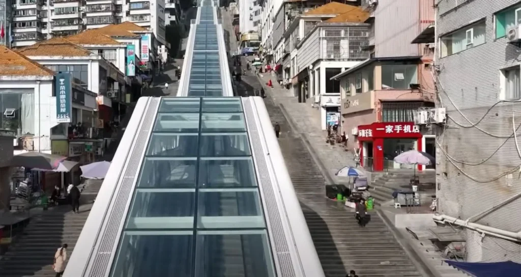 В Китае запущен самый длинный в мире открытый эскалатор; он преодолевает расстояние в 905 метров за 20 минут.