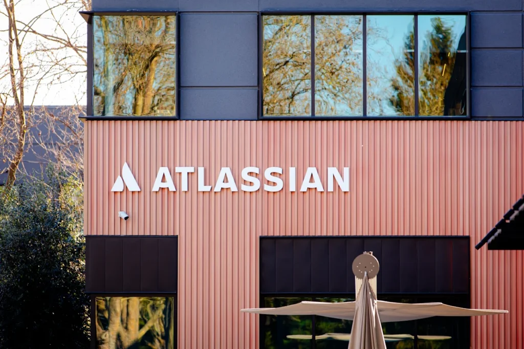 Atlassian увольняет 1600 сотрудников: Высокая цена стратегии, основанной на искусственном интеллекте