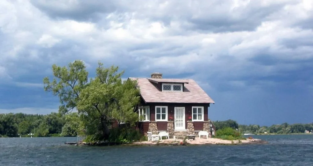 Самое маленькое поселение в мире: Один дом, одно дерево и остров-рекордсмен