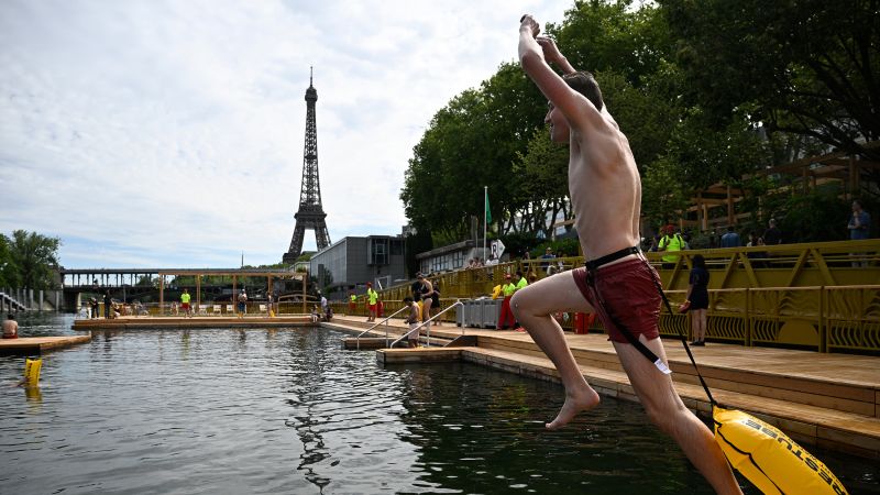 Parislilər 100 il sonra Sena çayında: Tarixi çimmə