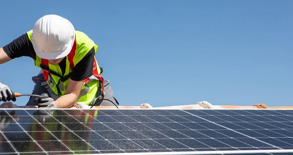 Сингапурские ученые превзошли солнечные панели с помощью устройства, производящего непрерывную энергию из воздуха