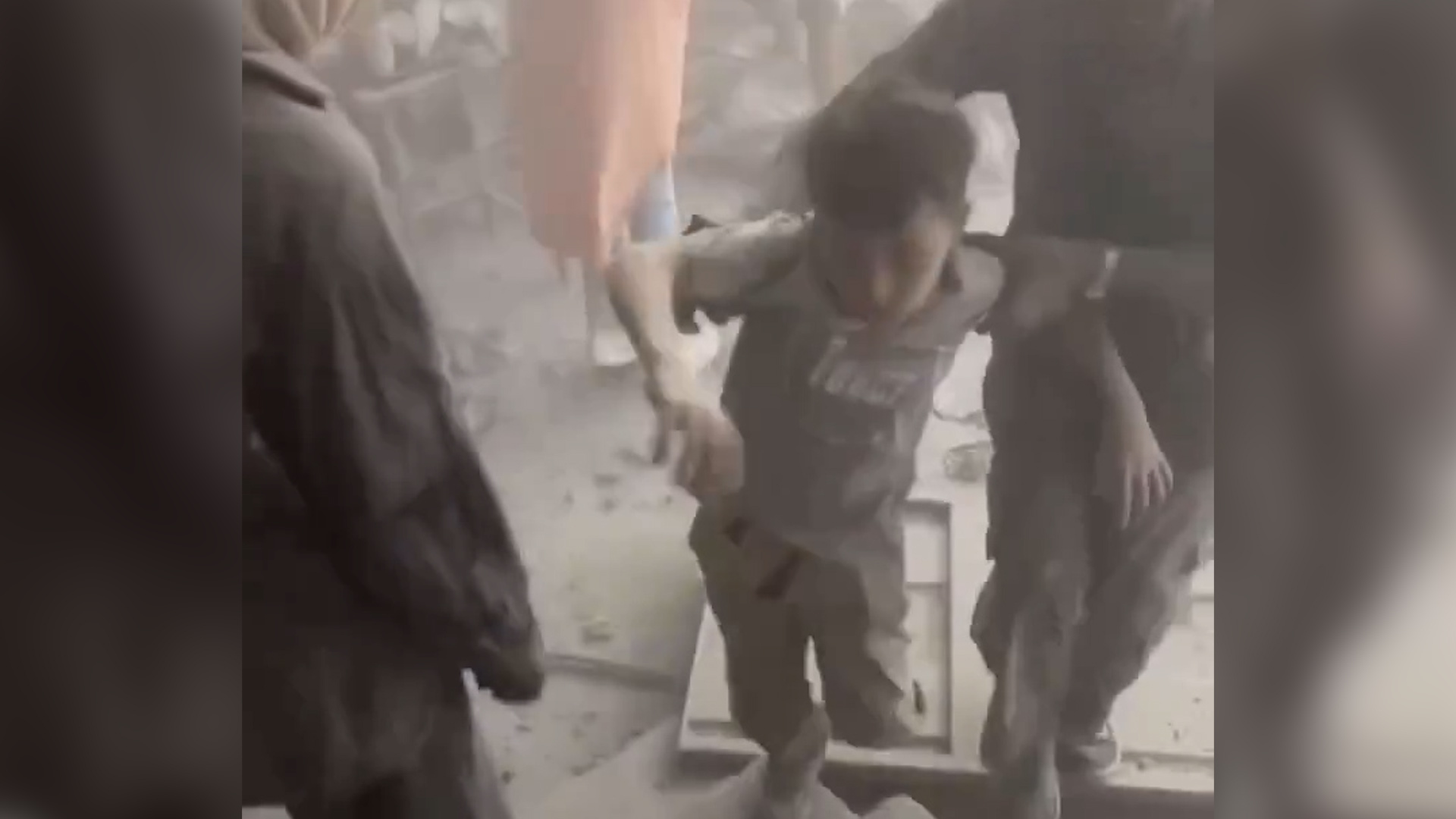 Təxliyə zamanı Qəzzadakı evə İsrail zərbəsi: Çaxnaşma