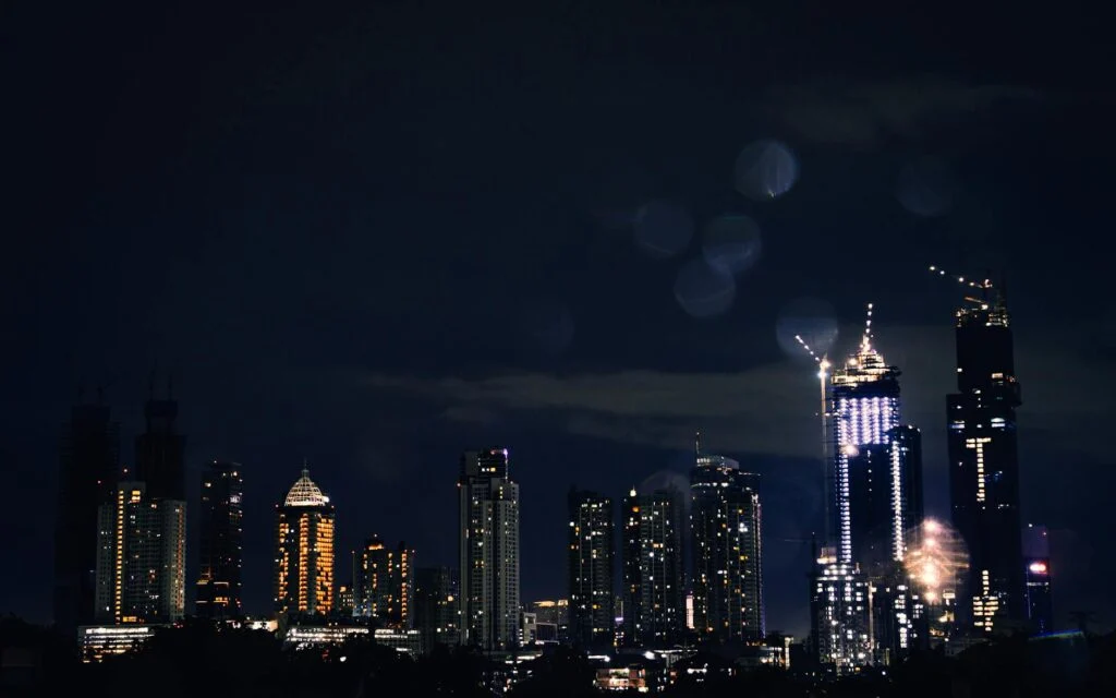 Пожар охватил высотное здание в городе Кувейт