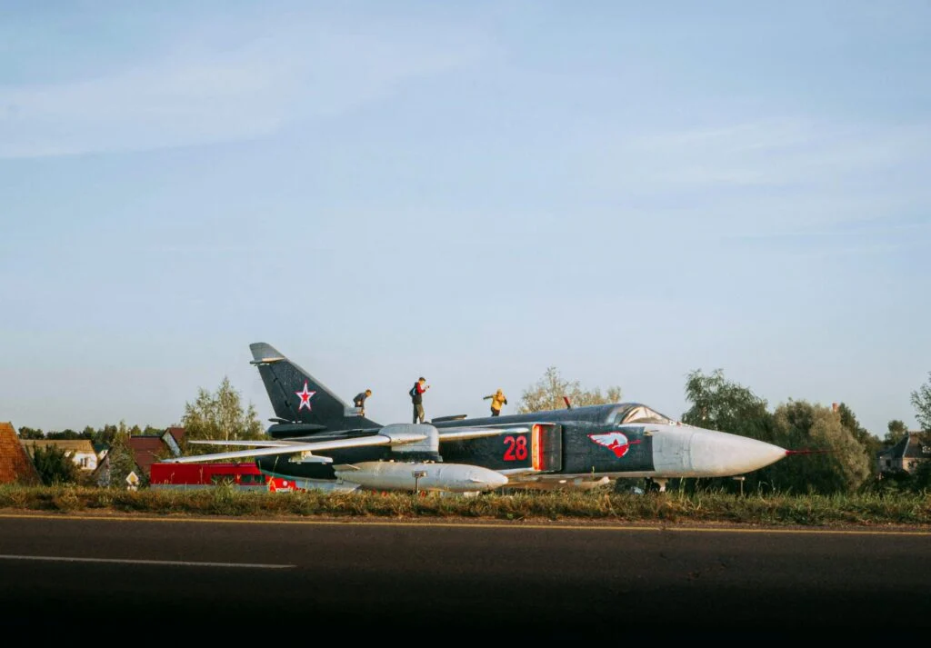 Истребитель Су-24 и беспилотники нанесли удар по России в Брянске