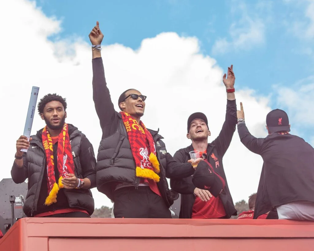 Болельщики «Ливерпуля» продемонстрировали в Стамбуле лозунг Ататюрка «Мир дома, мир во всем мире».