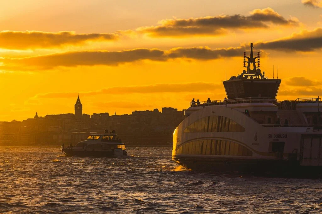 Напряженная ситуация на Ближнем Востоке довела цену барреля нефти до 100 долларов.