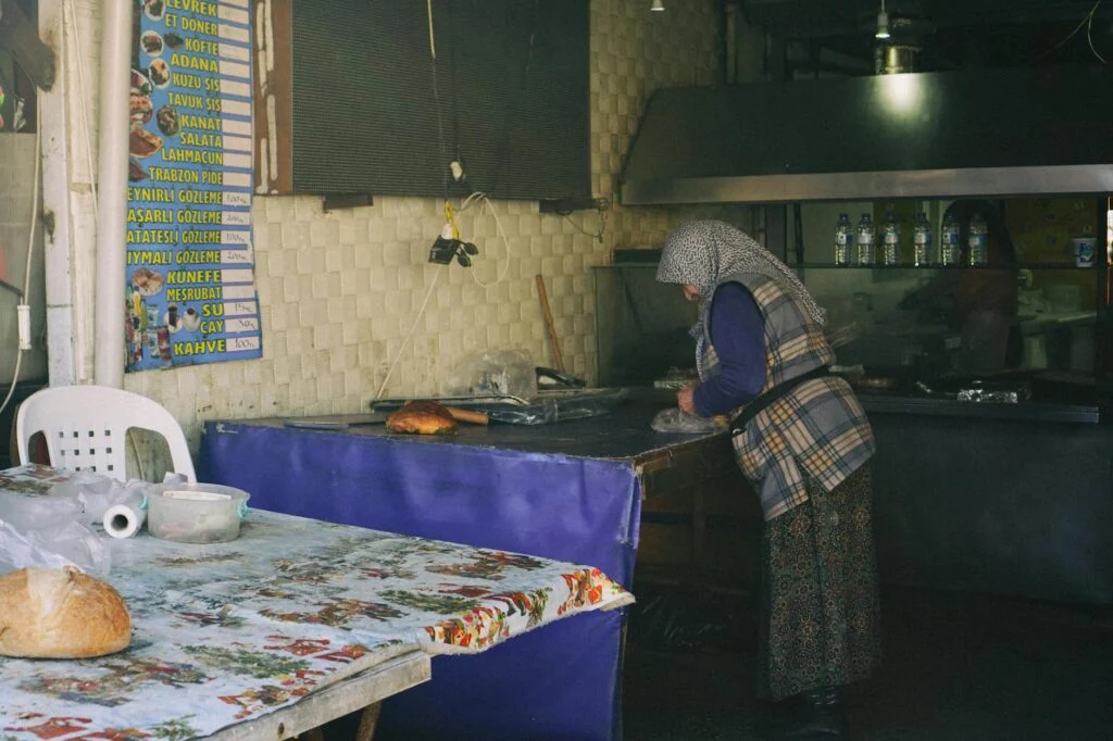 Очереди на сухур в Бурсе растянулись на километры: Спрос на таханлы пиде и симит достиг пика.