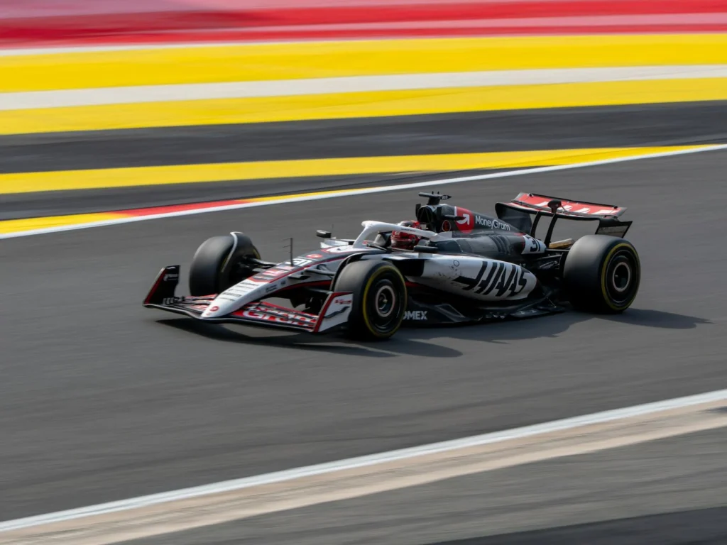 Леклерк захватил лидерство на старте Гран-при Австралии F1, а Хэмилтон поднялся на подиум.