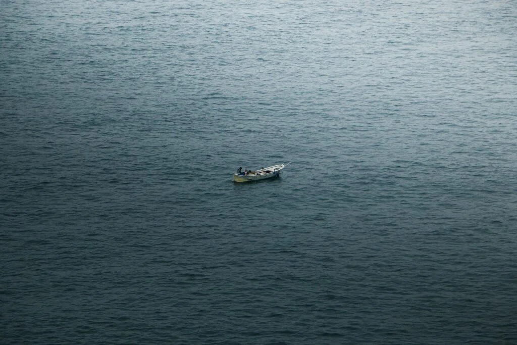 В Ормузском проливе грузовому судну нанесен удар неизвестной ракетой: Напряженность в регионе растет