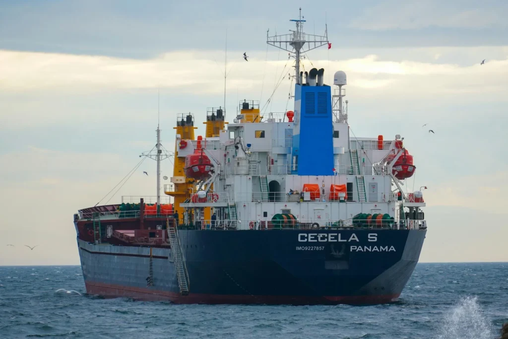 Угрозы Ирана в Ормузском проливе потрясли рынки: Нефть превысила 100 долларов, Dow упал на 700 пунктов