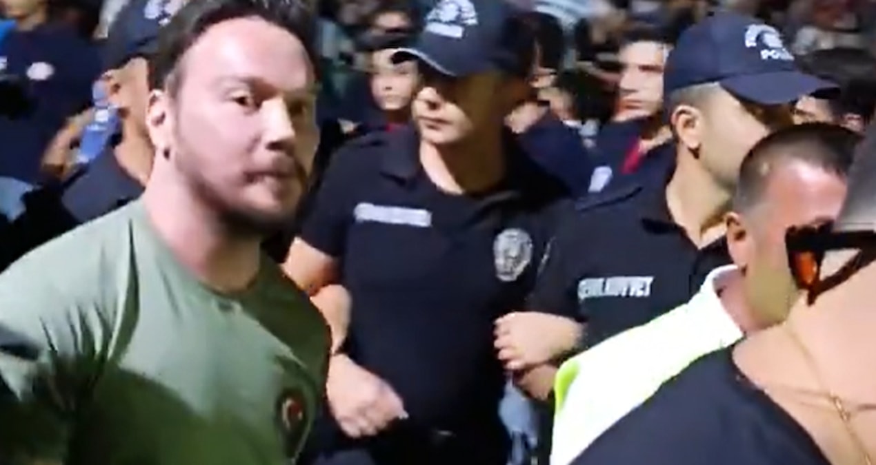 Polislər Sinan Akçıla canlı sipər oldu Görüntülər etiraz doğurdu