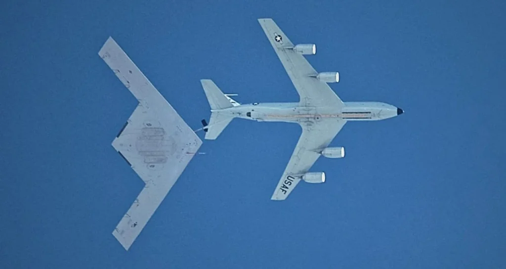 Бомбардировщик нового поколения США впервые был заснят во время дозаправки в воздухе, в военной авиации начинается новая эра.