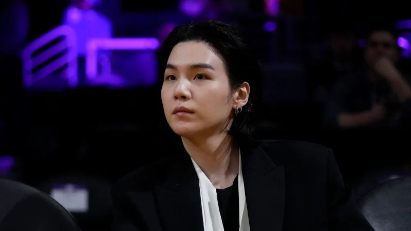 BTS-in son üzvü Suqa tərxis oldu, qovuşmaya yol açdı