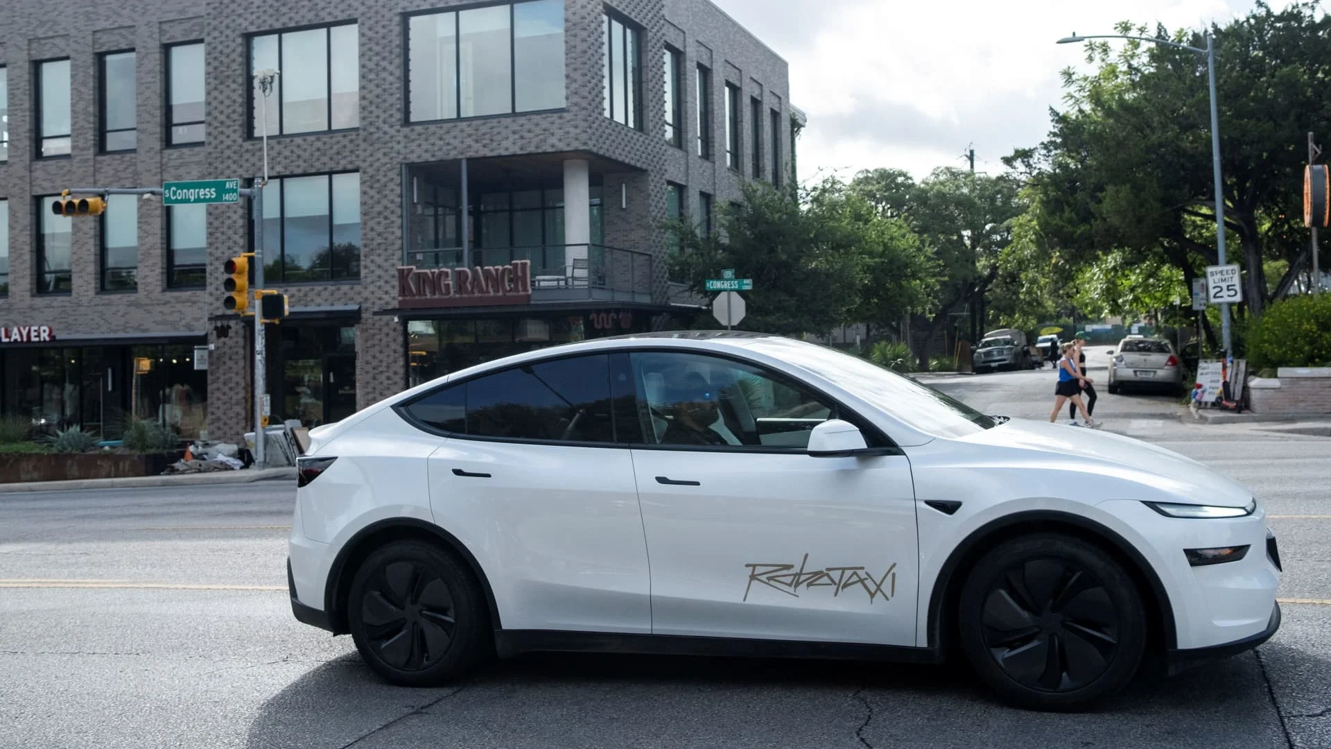 Ostində kameralara düşən Tesla robotaksi hadisələri NHTSA-nı narahat edir
