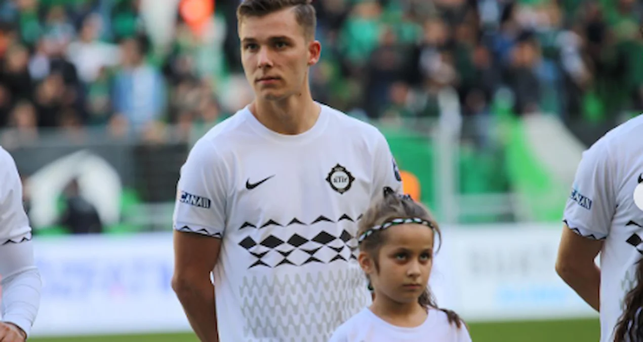 Super Liqanın əfsanəsi 16 illik futbolçusu ilə vidalaşdı
