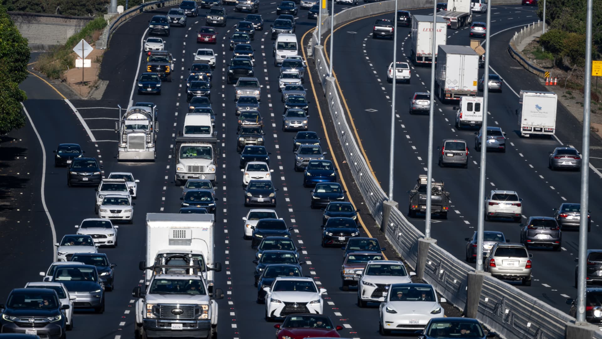 Tramp avtomobil yanacaq səmərəliliyi standartlarını zəiflətməyi təklif edir