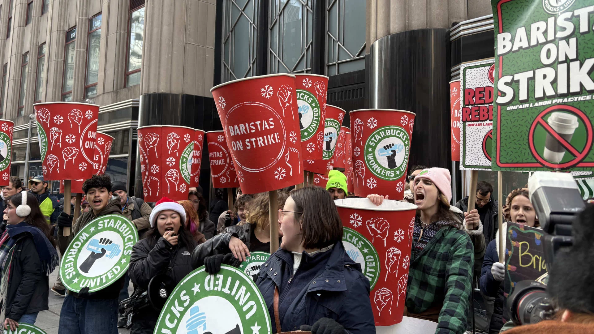 Starbucks işçiləri Nyu-Yorkda mitinq keçirdi