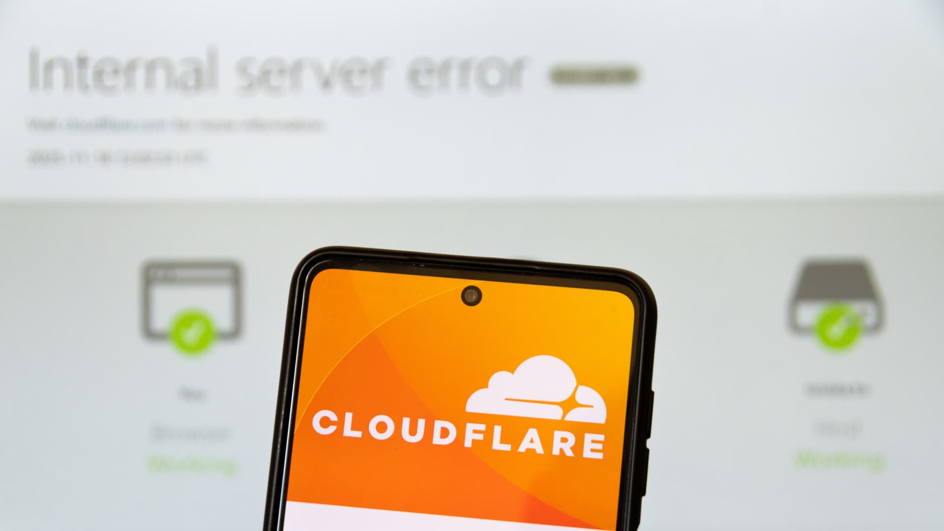 Cloudflare paneldəki problem aradan qaldırıldı, saytlar yenidən işlək vəziyyətə qayıtdı