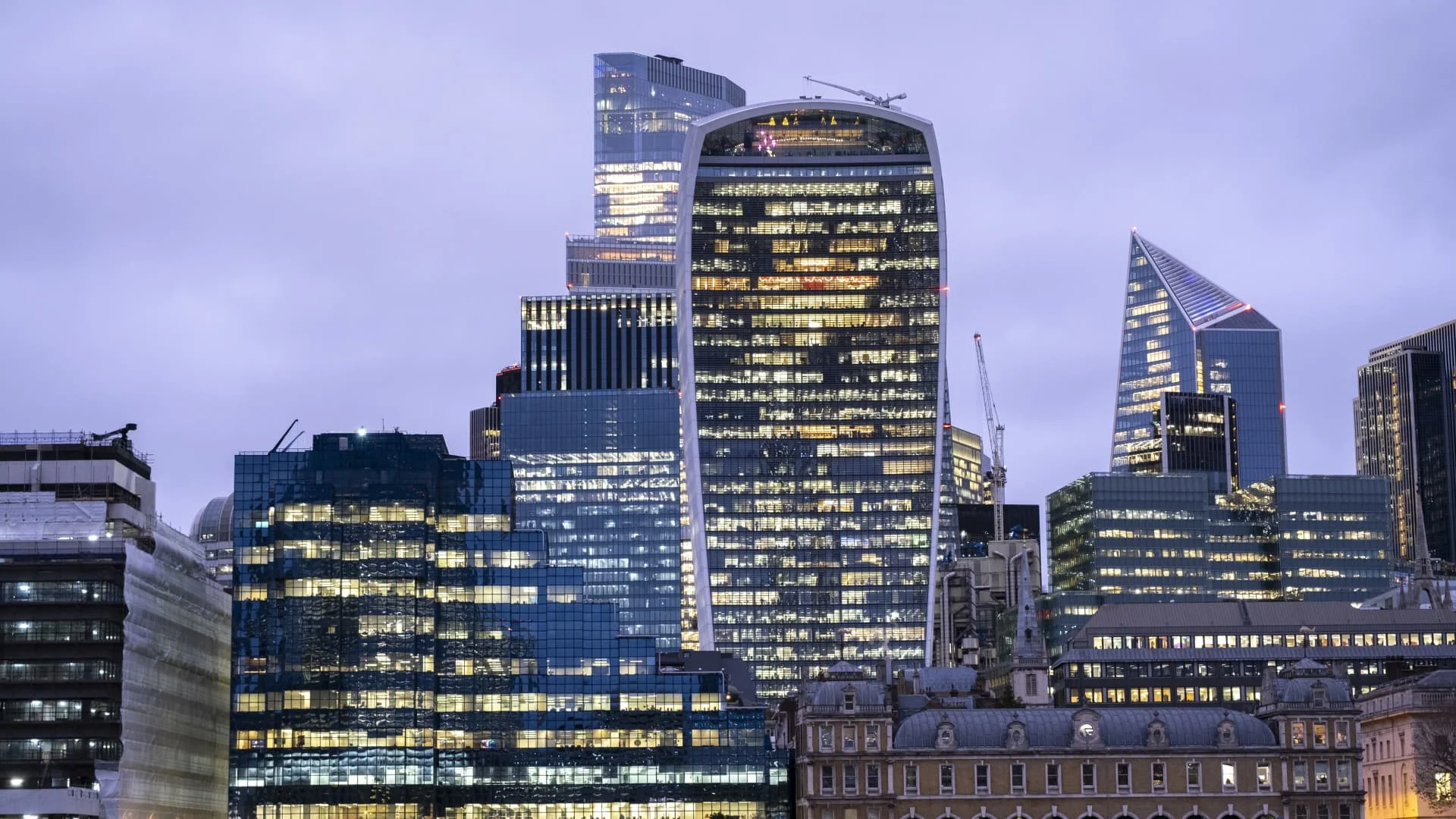 Səhm hərəkətləri, mənfəət, Stoxx 600 və FTSE 100 indeksləri