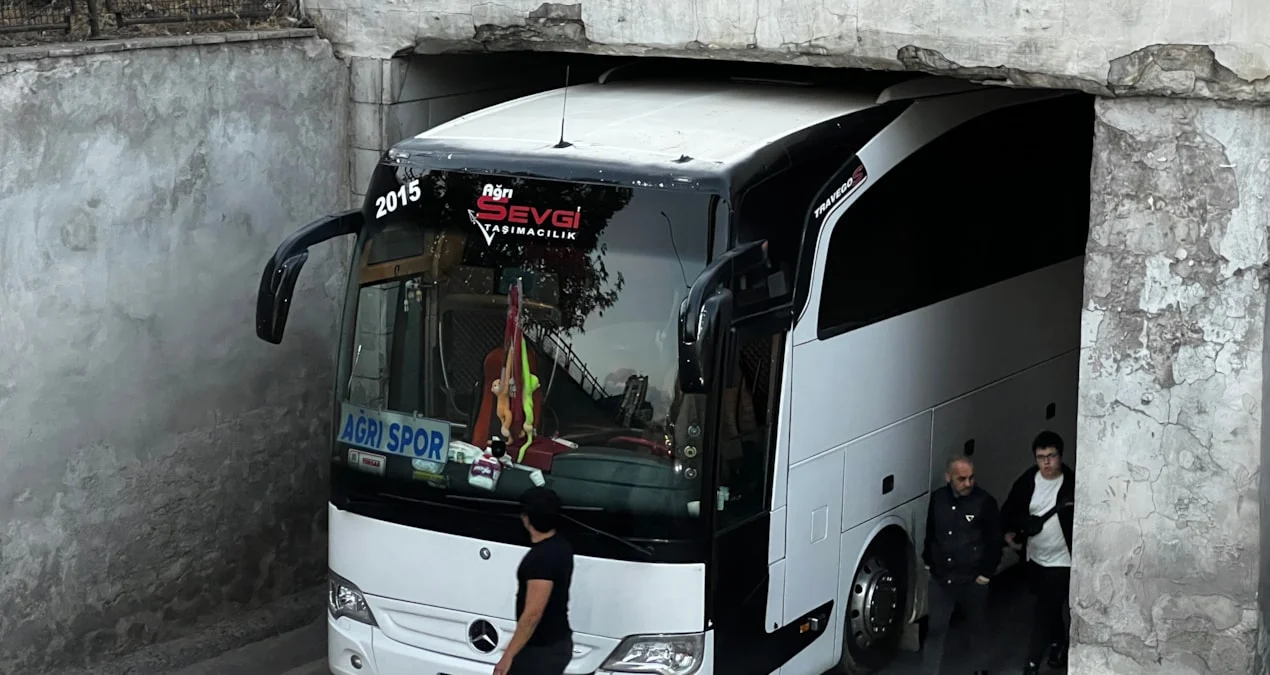 Komanda avtobusu tuneldə qaldı, xilasedicilər gəldi
