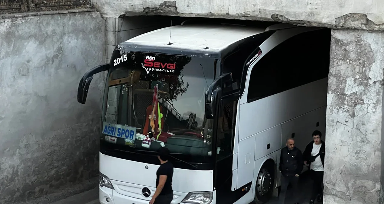 Komanda avtobusu tuneldə qaldı, xilasedicilər gəldi