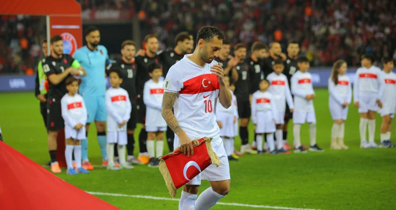 Hakan Çalhanoğluya plaket verildi