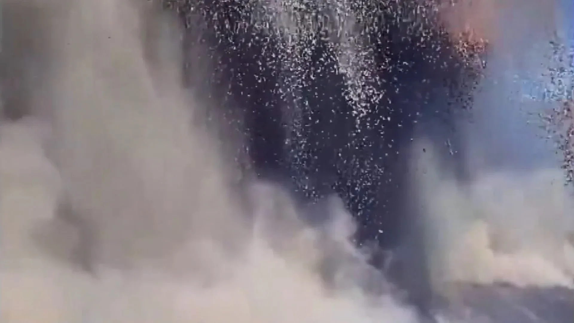 Gecə boyu lav püskürdü: Rəsmilərdən "zəhərli qaz" xəbərdarlığı