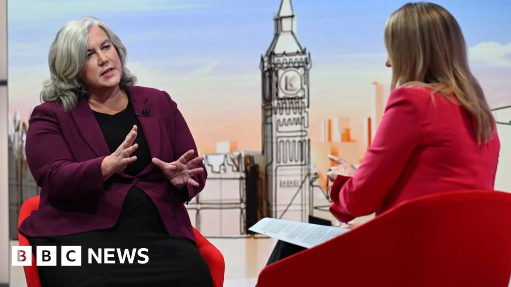 Nəqliyyat naziri Heidi Alexander büdcə sızmalarının iqtisadiyyata zərər verdiyini inkar edir