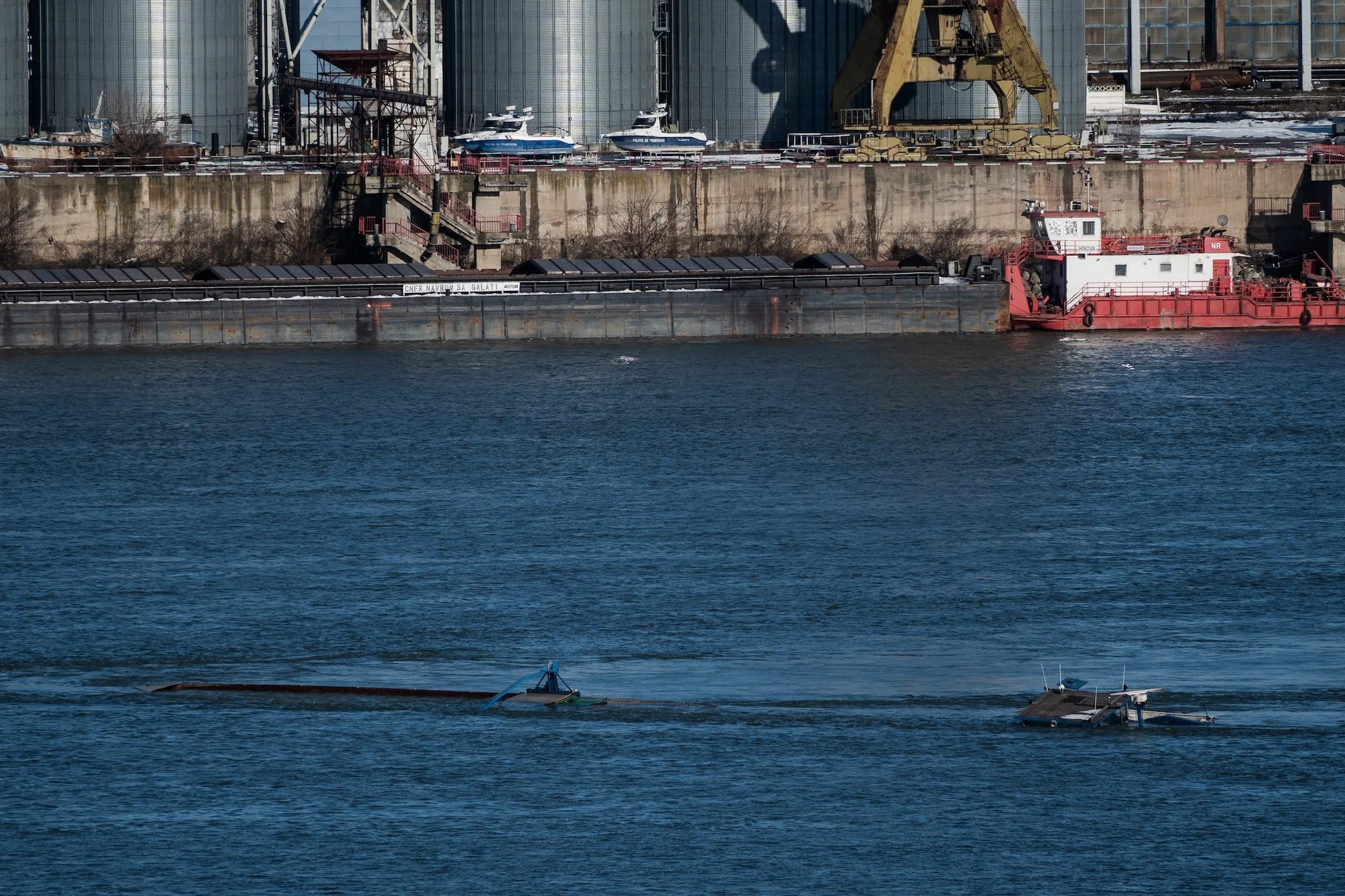 Dunayda kimyəvi gübrə gəmisi batdı