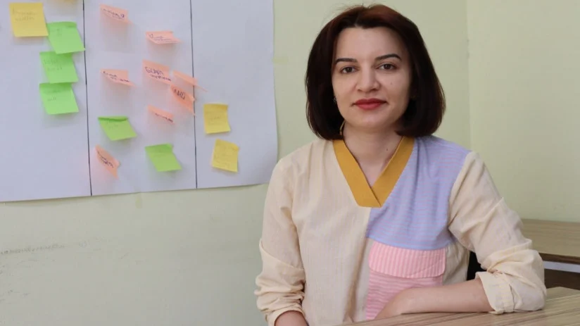 Təcridxana rəisi məqalə silmə qarşılığında məhbus azadlığı tələb edir