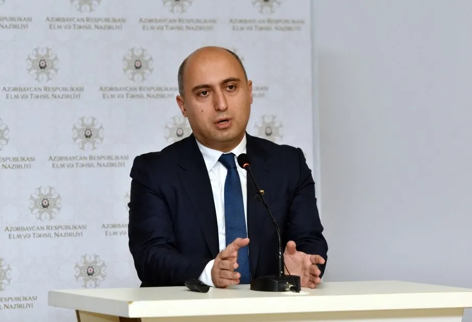 Emin Əmrullayev: Məktəblərdə pul yığılması halları var