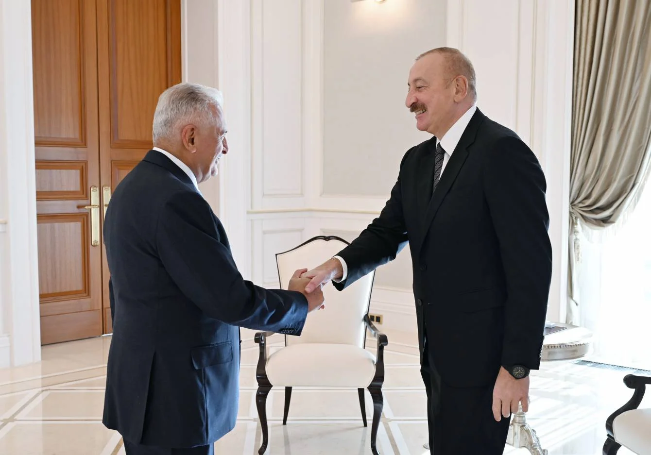 İlham Əliyev Qəbələdə TDT Ağsaqqallar Şurasının sədrini qəbul etdi