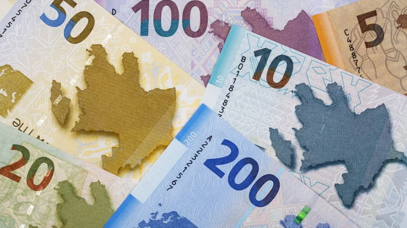 Xaricdən gətirilən hər ikinci telefona 100 manat rüsum