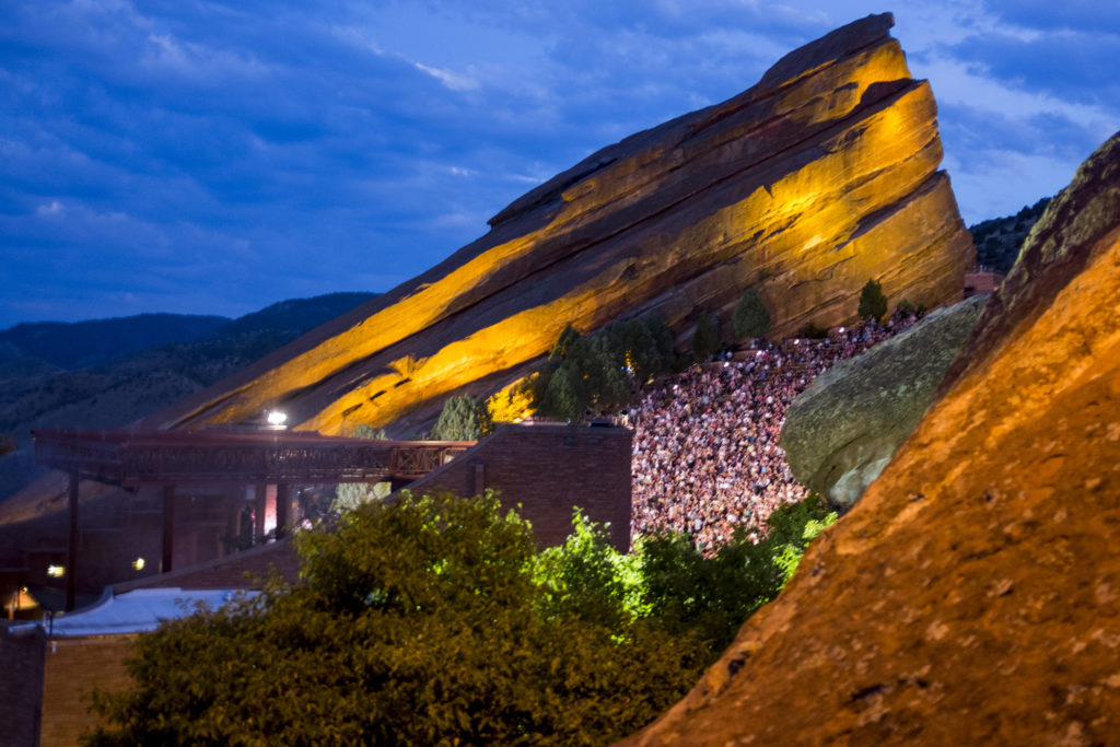 Red Rocks bəzi Denver Məktəblərinin məzuniyyətlərinə yenidən ev sahibliyi edəcək