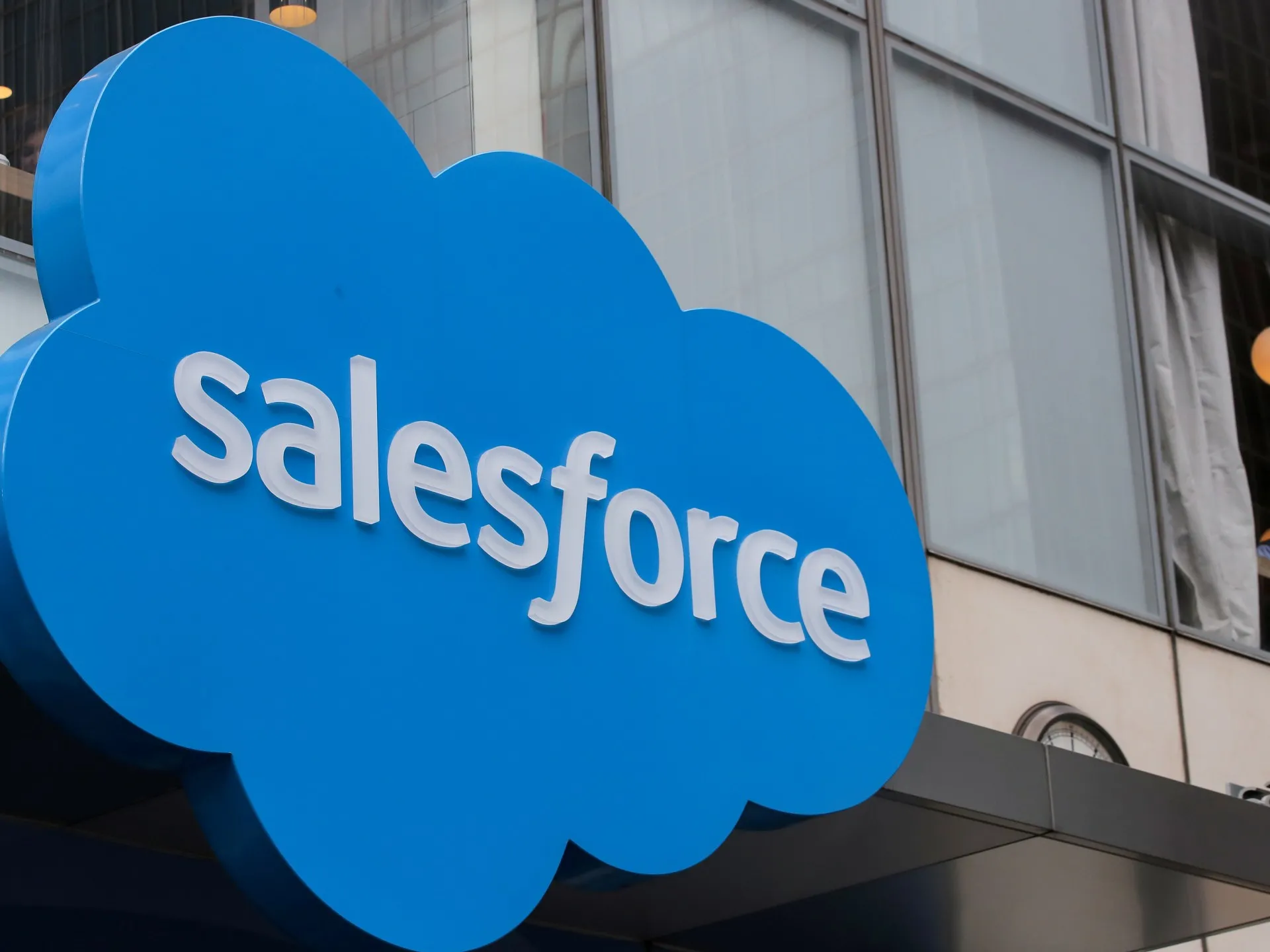 Salesforce Minlərlə İşçisini İxtisar Etdi Güclü Gəlirliliyə Baxmayaraq