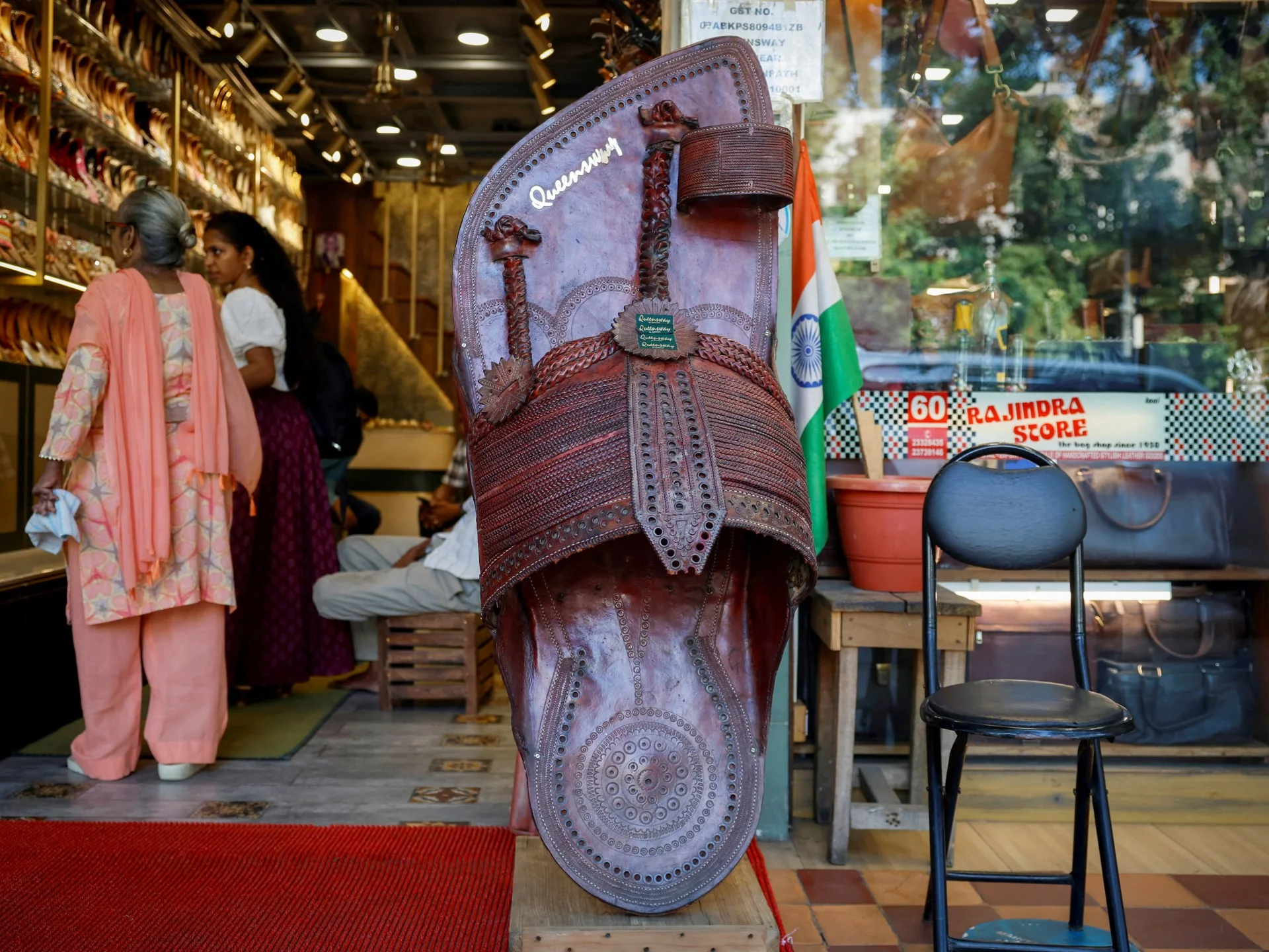 Prada Hindistanda sandal qalmaqalı