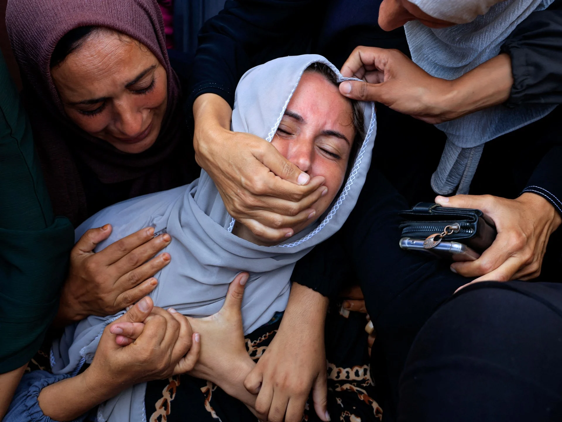 Qəzzada İsrail zərbələri: Fələstinlilər Zikimdəki yardım qurbanlarını anır