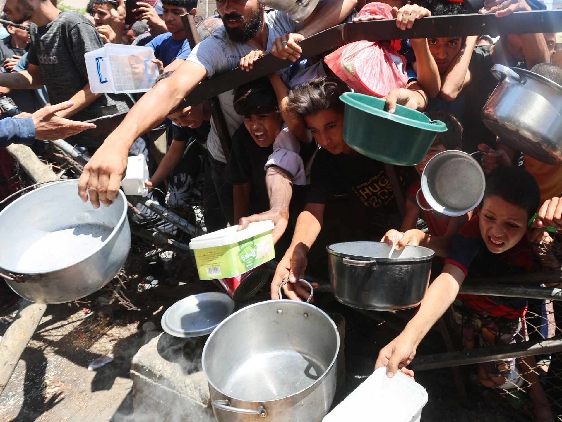 Qəzzada aclıq qurbanları artarkən İsrail atəşi ac fələstinliləri qətlə yetirdi