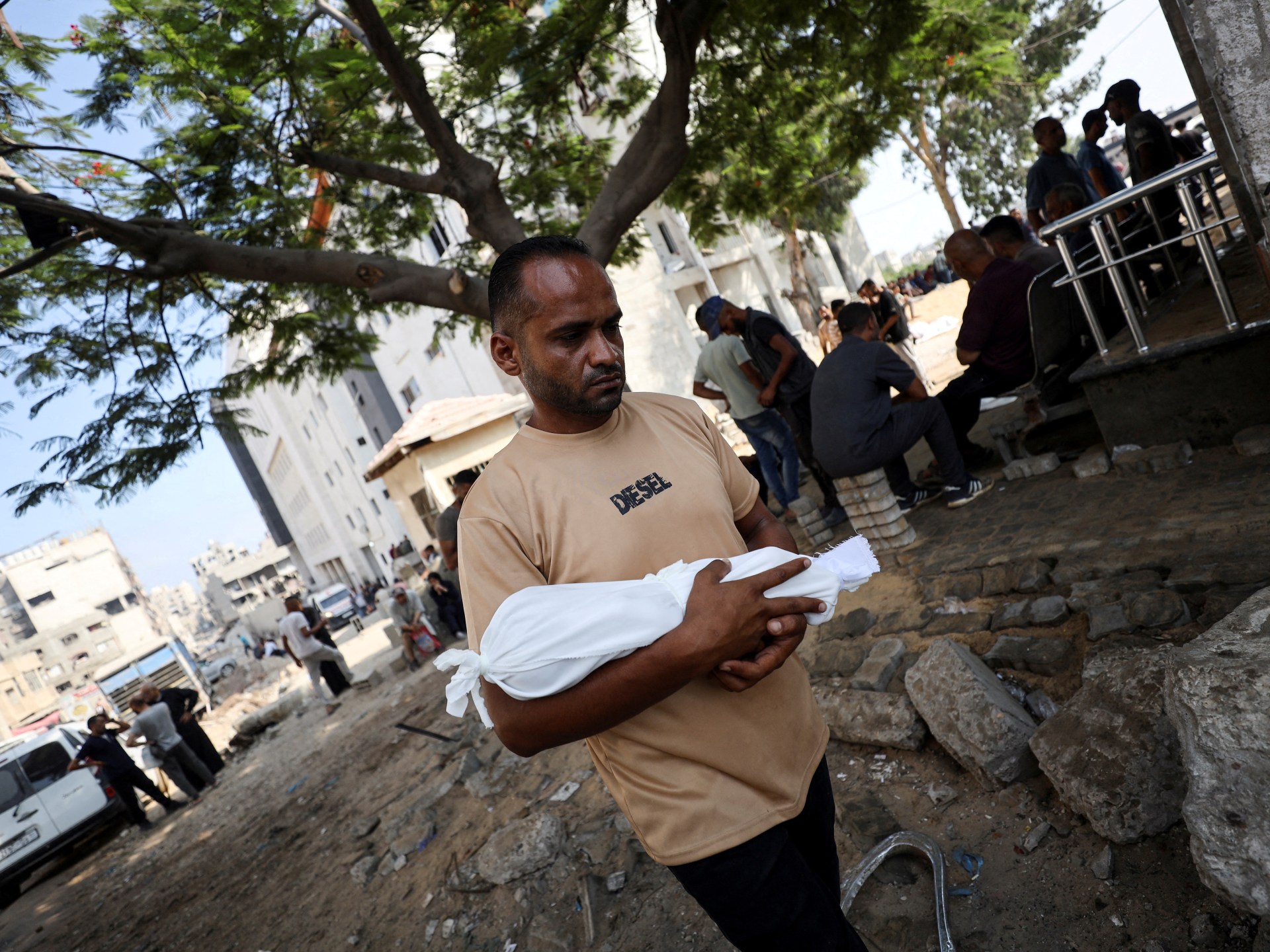 Böyük Britaniya Qəzzaya Yardım Yükləyir, Uşaqları Təxliyə Edir