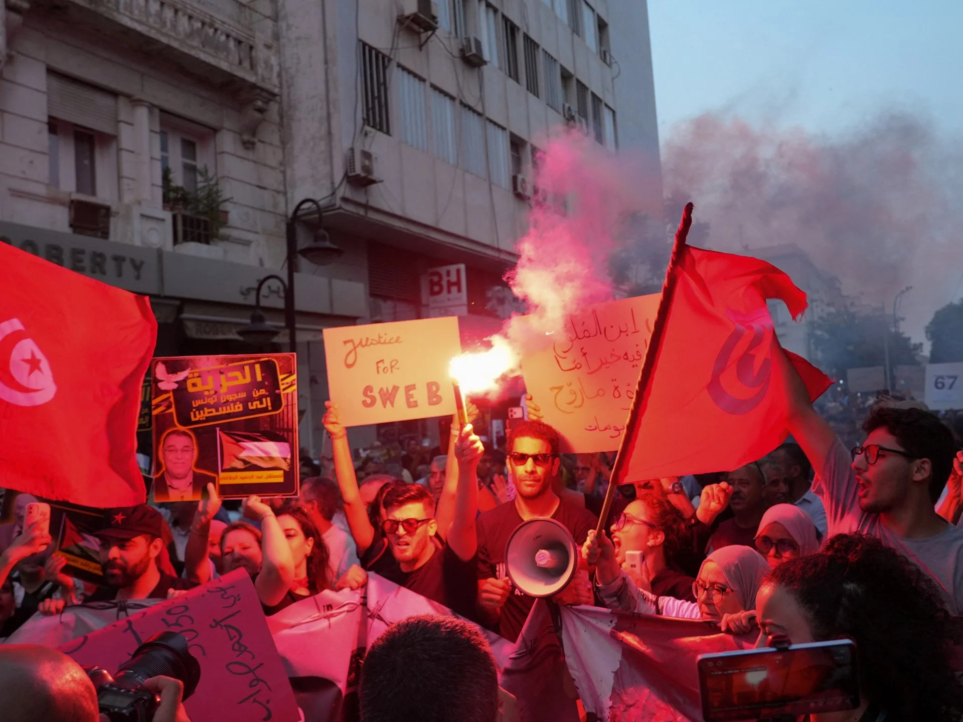 Etirazçılar Tunisi 'açıq həbsxana' adlandırır: Saied əleyhinə nümayiş