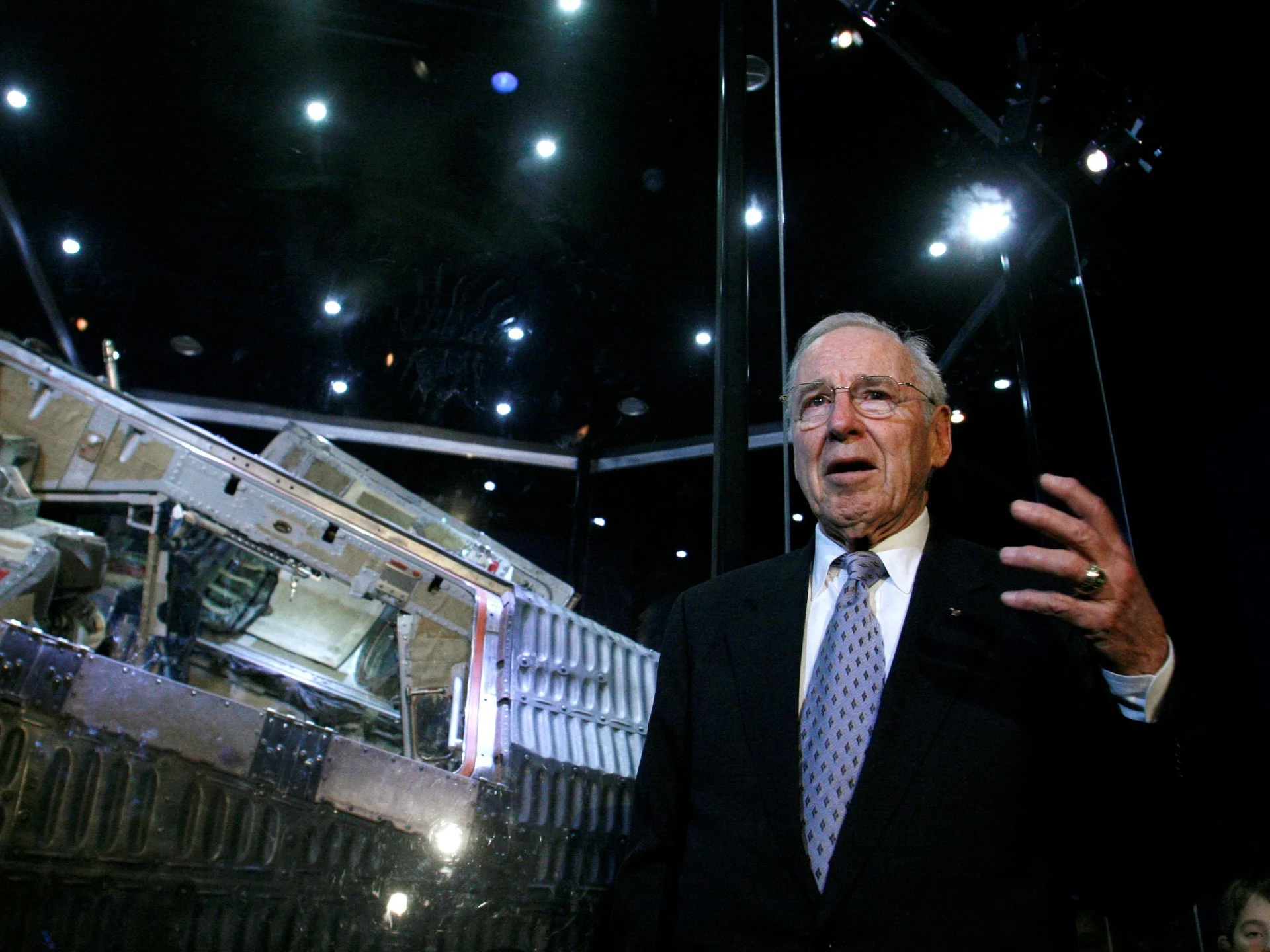 Ayı dövr edən ilk astronavtlardan Jim Lovell 97 yaşında vəfat etdi