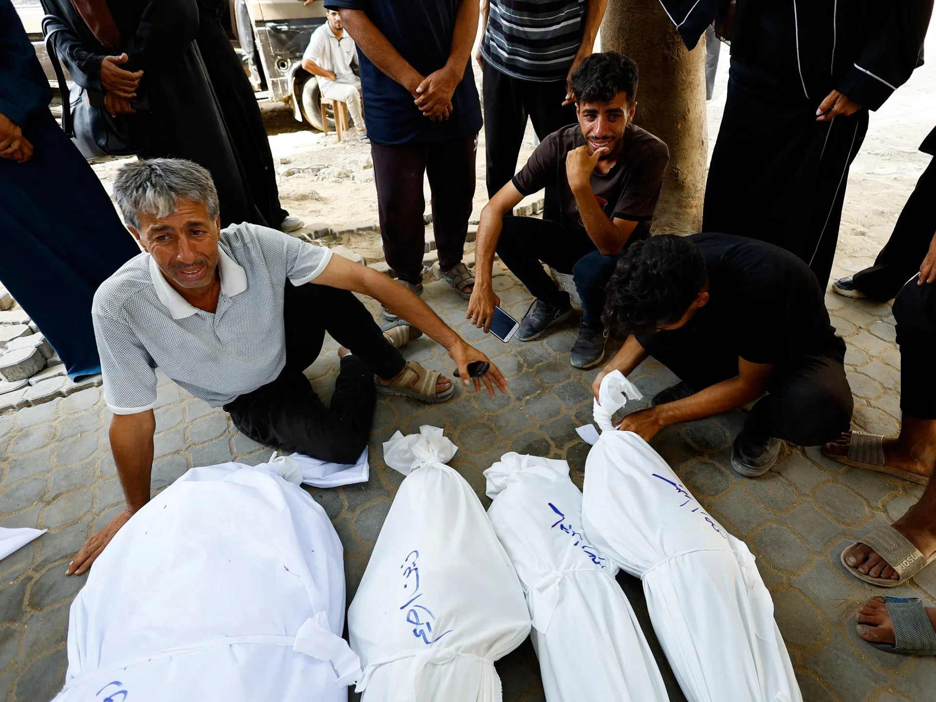 Fələstinlilər İsrailin öldürdüyü Əl-Cəzirə əməkdaşlarına yas tutur; aclıq qurbanları artır