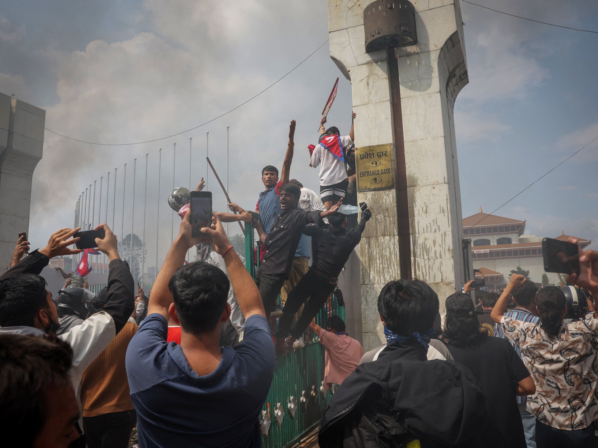 Nepalda qanlı etirazlar: Baş Nazir istefa verdi, Parlament yandırıldı